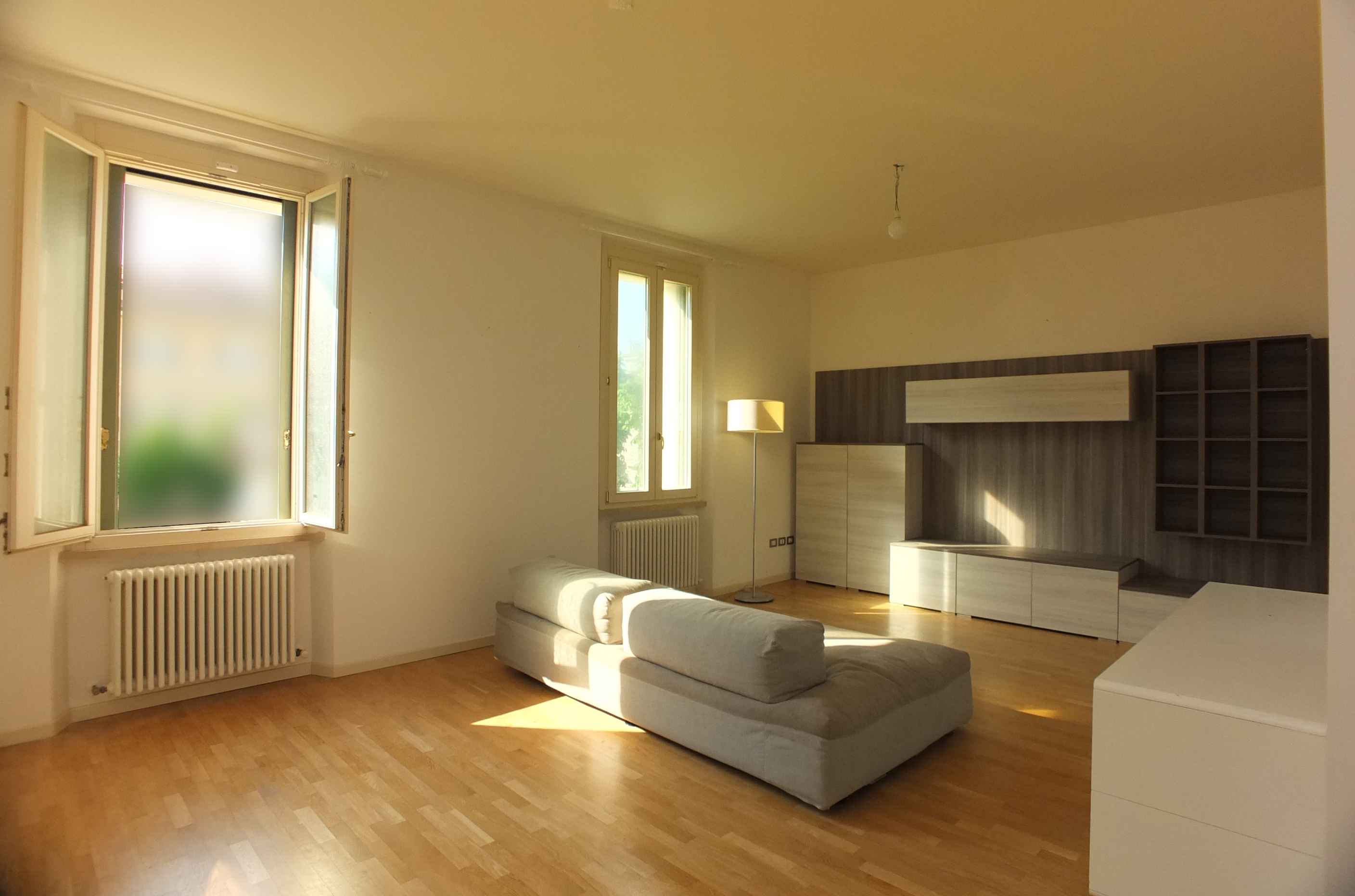 Vendesi signorile appartamento in villa Pesaro - Zona mare (AP056)